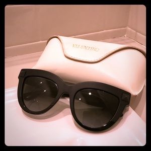 Black Valentino Rockstud sunglasses 🕶